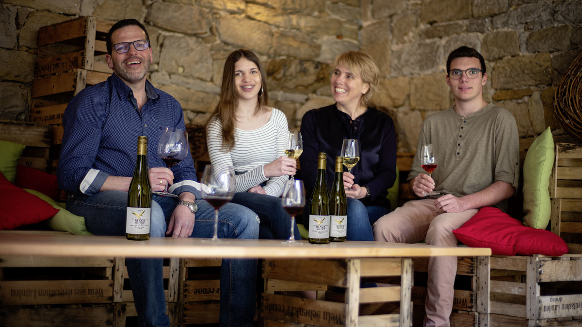 Martina und Matthias Rinck-Wüst mit David und Elise | © Weingut Rinck-Wüst GbR